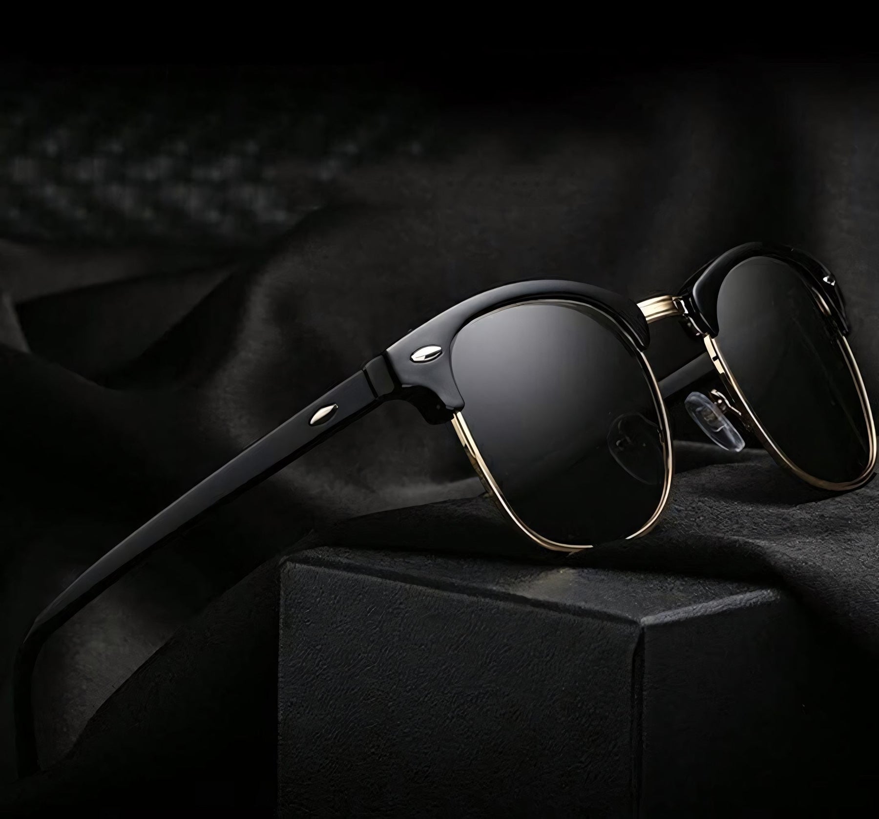 Óculos de Sol Romenzi Hawaii RZ686 em detalhe, modelo moderno e sofisticado com lentes de proteção UV que oferecem conforto, durabilidade e estilo elegante.