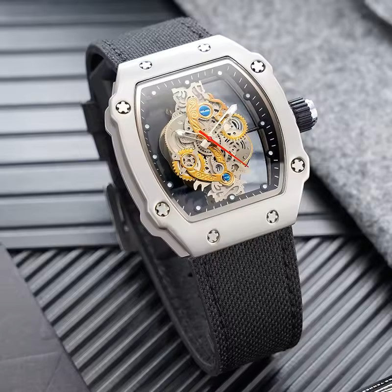 Relógio Masculino Romenzi Scorpion RZ722 com pulseira em látex, vidro de safira e design robusto que une resistência, conforto e sofisticação em todas ocasiões.
