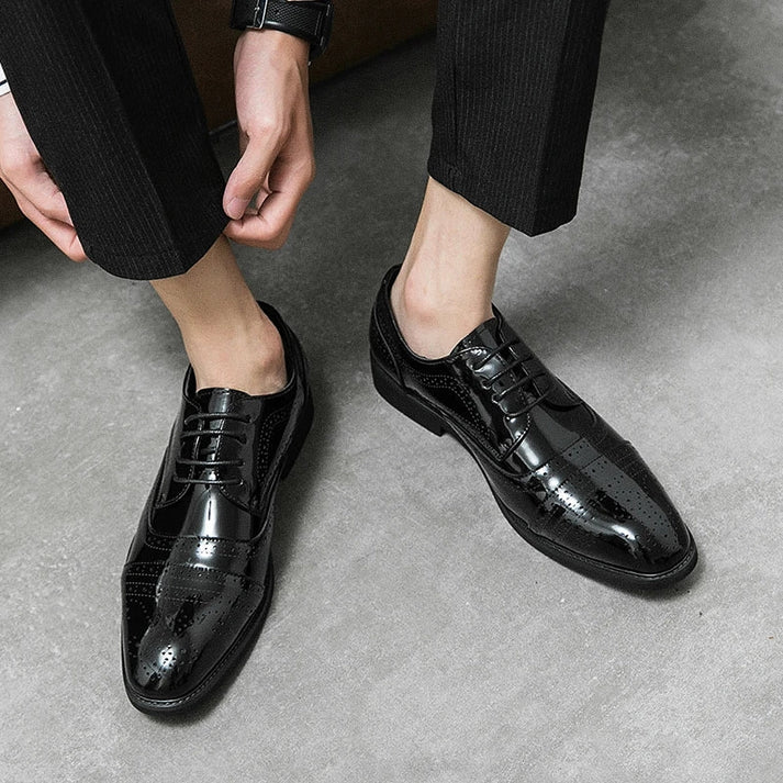 Sapato Masculino Derby Romenzi RZ355 em couro brilhante com plataforma de 3 cm e cadarço trançado. Modelo elegante na cor preta para looks refinados.