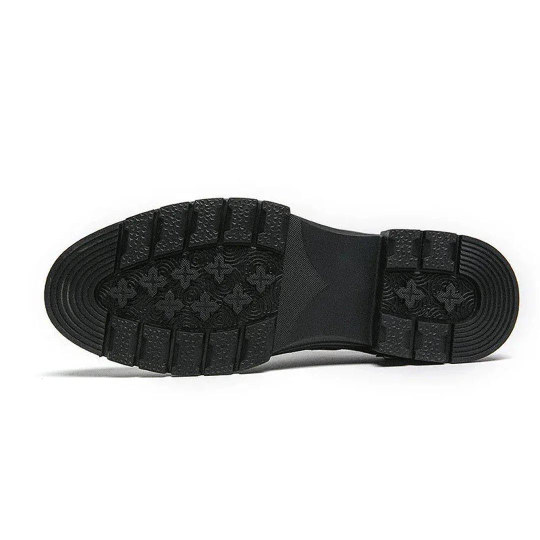 Sapato Masculino Derby Romenzi RZ360 em camurça com plataforma de 4 cm e solado tratorado. Estilo refinado nas cores preto e marrom