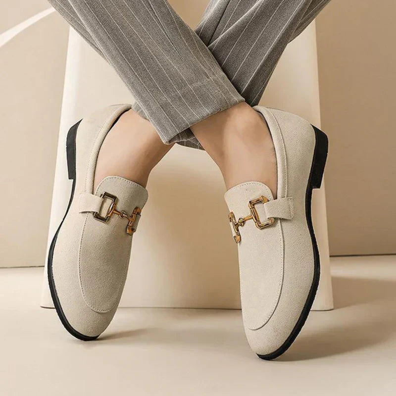 Sapato Masculino Loafer Romenzi RZ368 em camurça com fivela elegante. Visual leve e sofisticado para ocasiões à beira-mar e encontros especiais