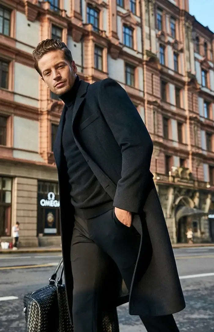 Sobretudo Longo de Lã Masculino Romenzi RZ097, confeccionado com materiais premium e corte refinado, ideal para homens modernos em eventos formais ou informais.
