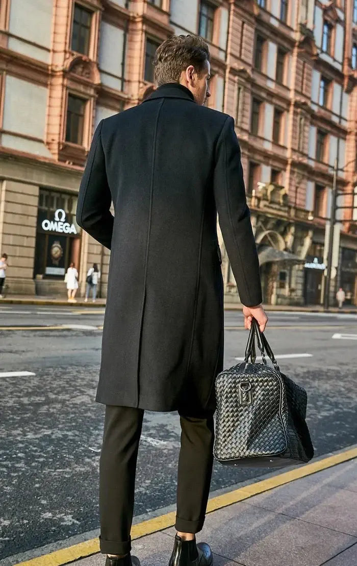 Sobretudo Longo de Lã Masculino Romenzi RZ097, confeccionado com materiais premium e corte refinado, ideal para homens modernos em eventos formais ou informais.