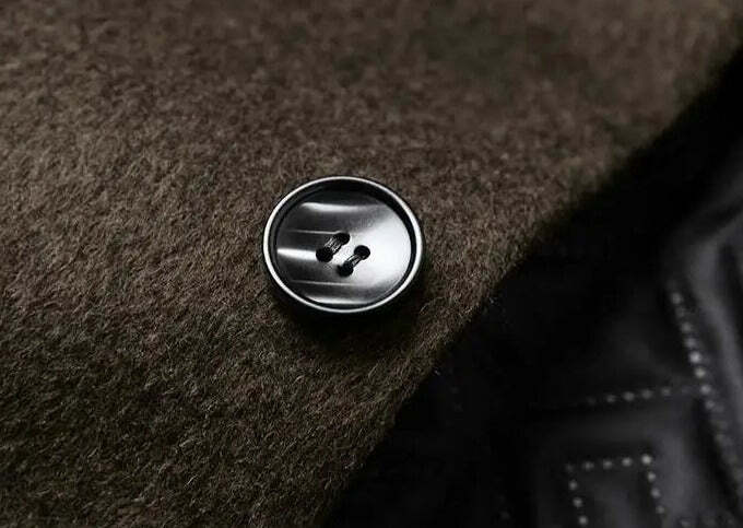 Sobretudo Romenzi RZ098 em lã premium, corte refinado e forro aquecido. Ideal para ocasiões formais e visuais sofisticados em estações frias.