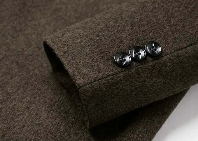 Sobretudo Romenzi RZ098 em lã premium, corte refinado e forro aquecido. Ideal para ocasiões formais e visuais sofisticados em estações frias.