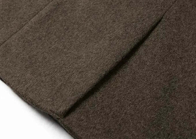 Sobretudo Romenzi RZ098 em lã premium, corte refinado e forro aquecido. Ideal para ocasiões formais e visuais sofisticados em estações frias.