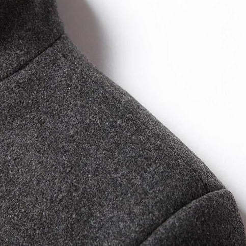 Sobretudo Masculino Grife Romenzi RZ094, com corte refinado e tecido premium, ideal para um visual elegante e sofisticado em estações frias.