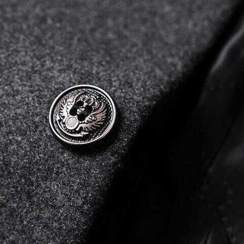 Sobretudo Masculino Grife Romenzi RZ094, com corte refinado e tecido premium, ideal para um visual elegante e sofisticado em estações frias.