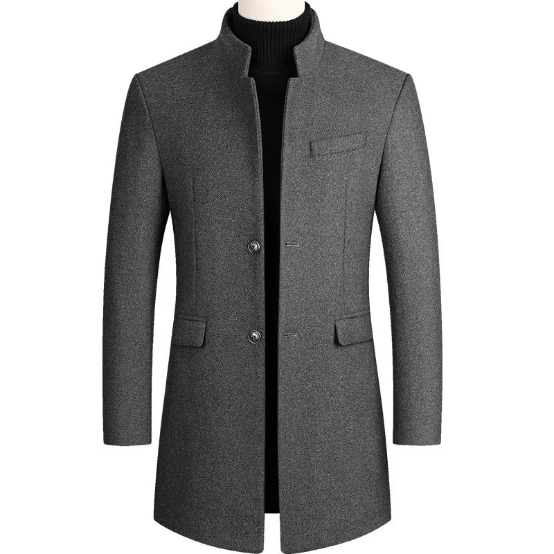 Sobretudo Masculino Grife Romenzi RZ094, com corte refinado e tecido premium, ideal para um visual elegante e sofisticado em estações frias.