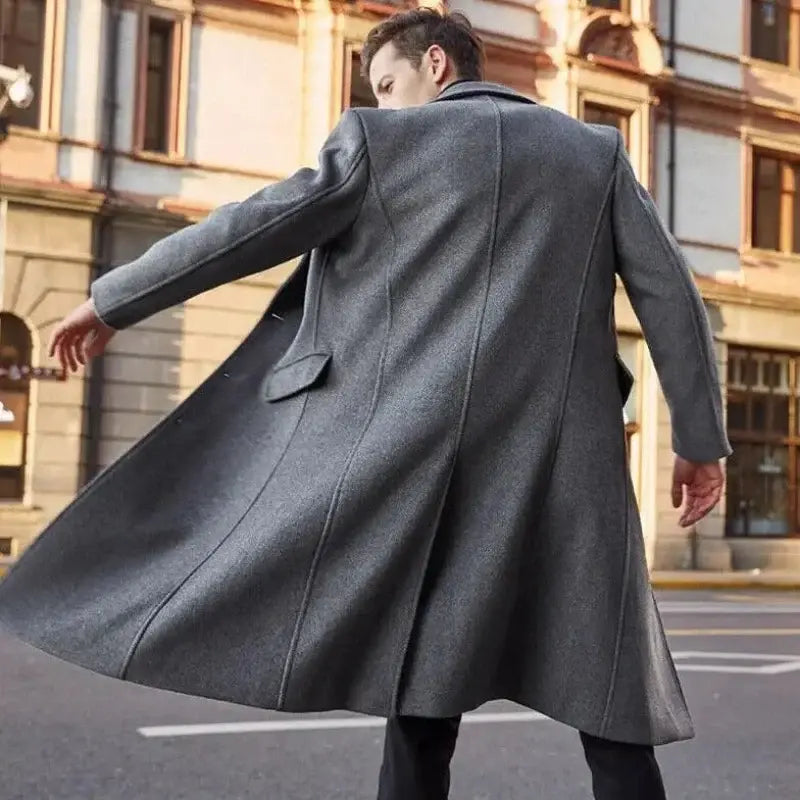 Sobretudo Masculino Longo Romenzi RZ091 com design sofisticado e tecido premium, ideal para visuais refinados em estações frias.