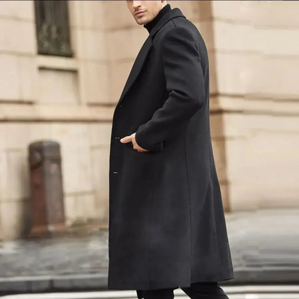 Sobretudo Masculino Longo Romenzi RZ091 com design sofisticado e tecido premium, ideal para visuais refinados em estações frias.