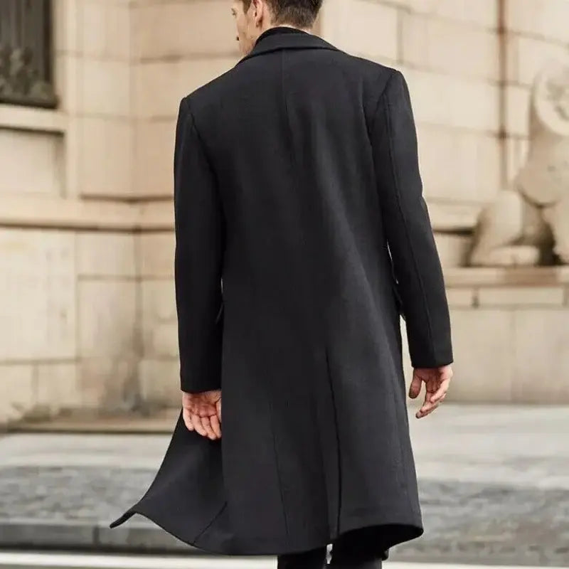 Sobretudo Masculino Longo Romenzi RZ091 com design sofisticado e tecido premium, ideal para visuais refinados em estações frias.