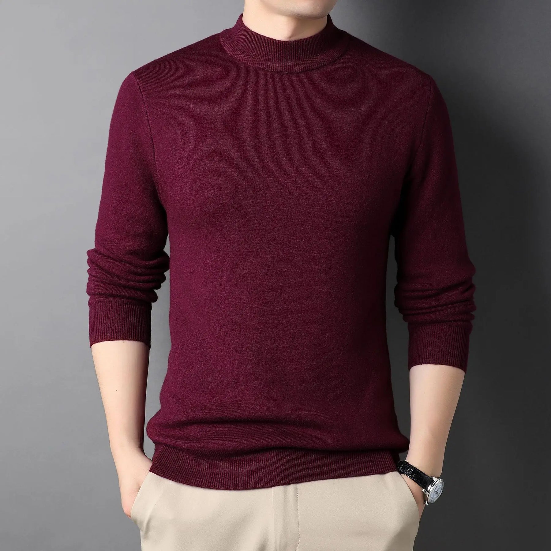 Suéter Masculino Básico Romenzi RZ041, design minimalista e elegante, feito com materiais de alta qualidade. Versátil para qualquer ocasião.