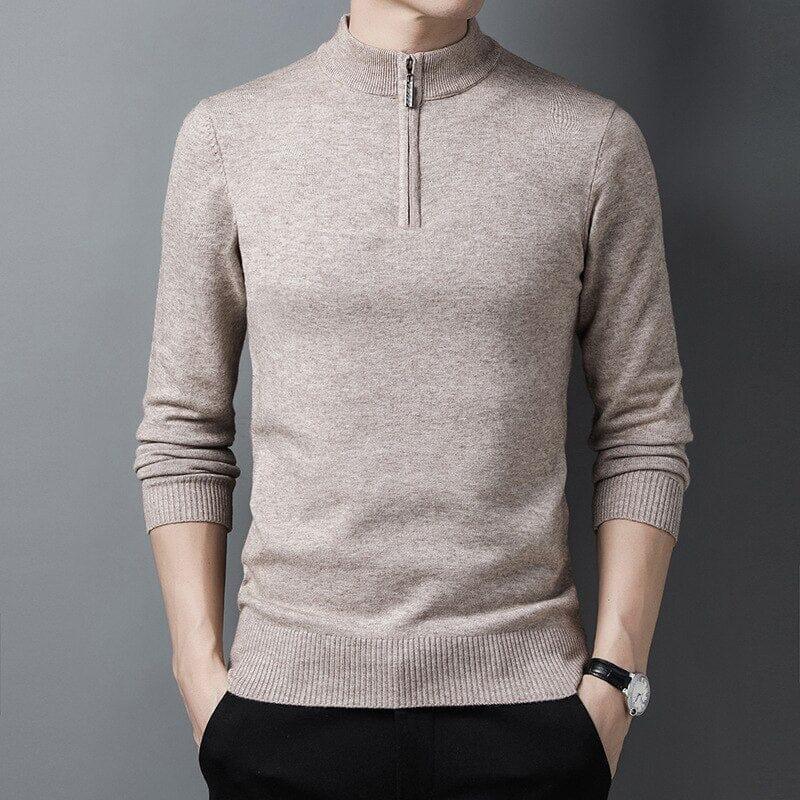 Suéter Masculino Brava Romenzi RZ750 em detalhe, peça com gola alta e zíper que oferece conforto, versatilidade e estilo sofisticado em qualquer ocasião.