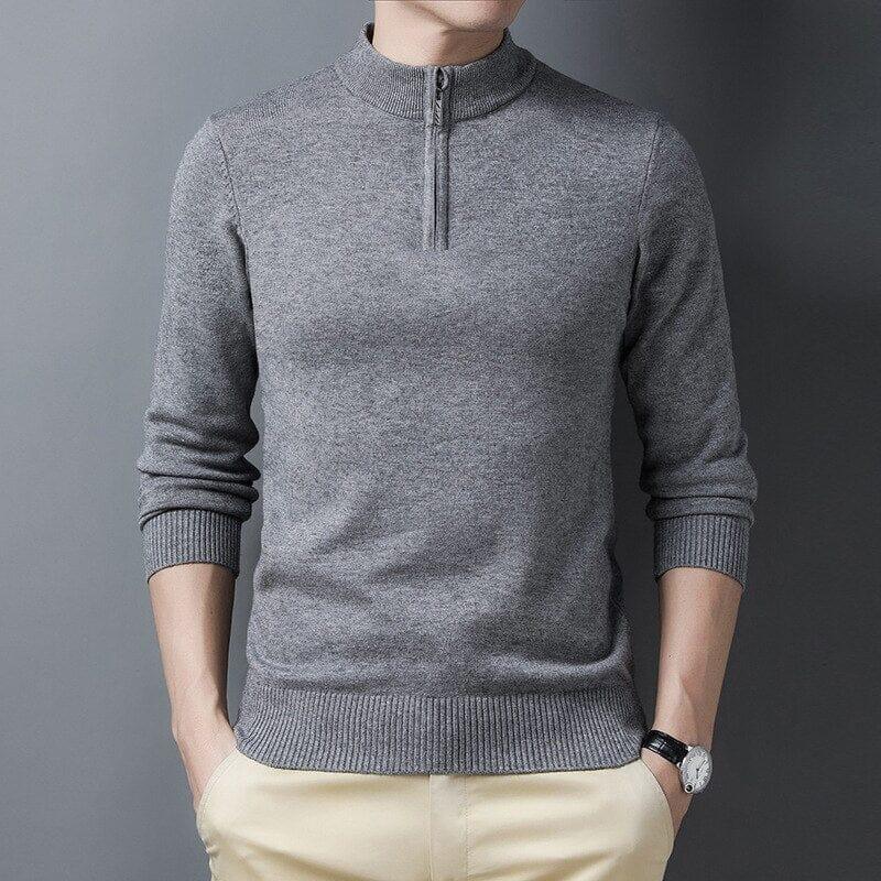 Suéter Masculino Brava Romenzi RZ750 em detalhe, peça com gola alta e zíper que oferece conforto, versatilidade e estilo sofisticado em qualquer ocasião.