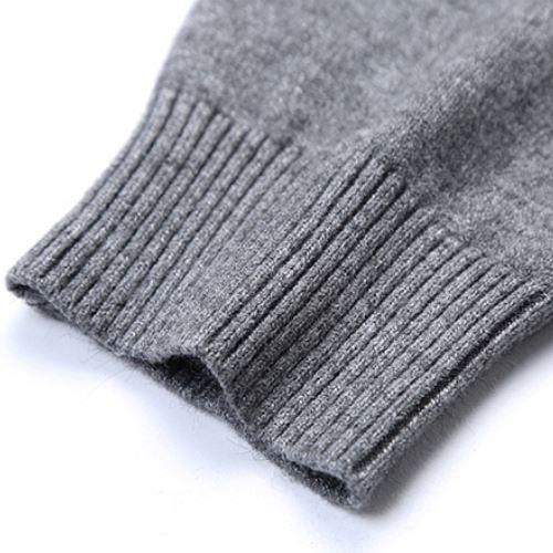 Suéter Masculino Brava Romenzi RZ750 em detalhe, peça com gola alta e zíper que oferece conforto, versatilidade e estilo sofisticado em qualquer ocasião.