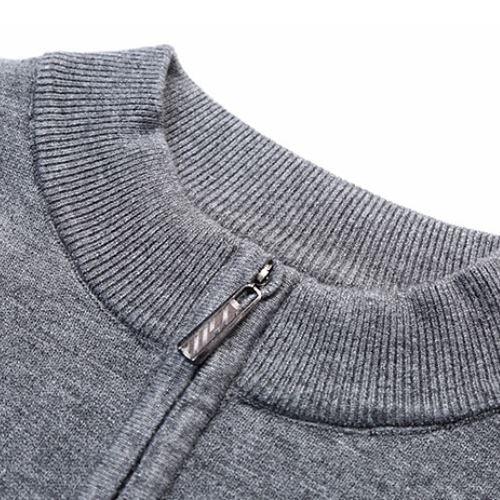Suéter Masculino Brava Romenzi RZ750 em detalhe, peça com gola alta e zíper que oferece conforto, versatilidade e estilo sofisticado em qualquer ocasião.