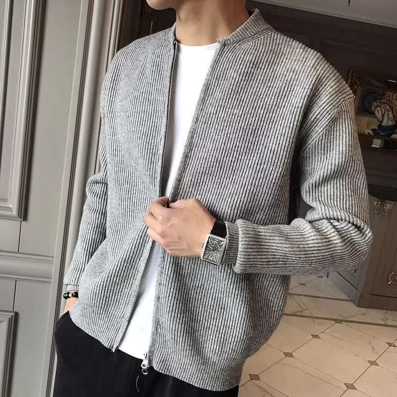 Suéter Masculino Clássico com Zíper Romenzi RZ045, com algodão macio, zíper funcional e gola redonda para conforto e elegância.