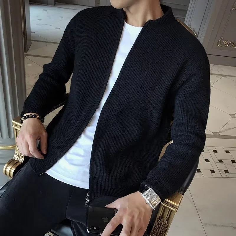 Suéter Masculino Clássico com Zíper Romenzi RZ045, com algodão macio, zíper funcional e gola redonda para conforto e elegância.