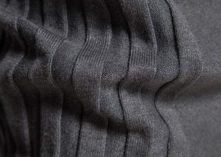 Suéter Masculino Dilam Romenzi RZ050, confeccionado com lã e algodão pima, ideal para looks elegantes e confortáveis no outono e inverno.