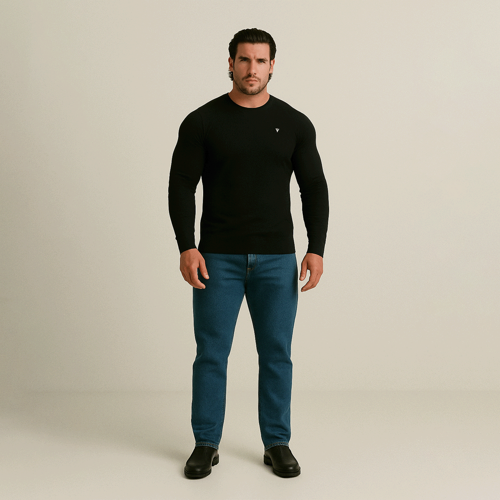 Suéter Masculino em Lã Superfina Romenzi RZ758 em detalhe, peça minimalista com logotipo discreto que oferece conforto, durabilidade e estilo sofisticado.