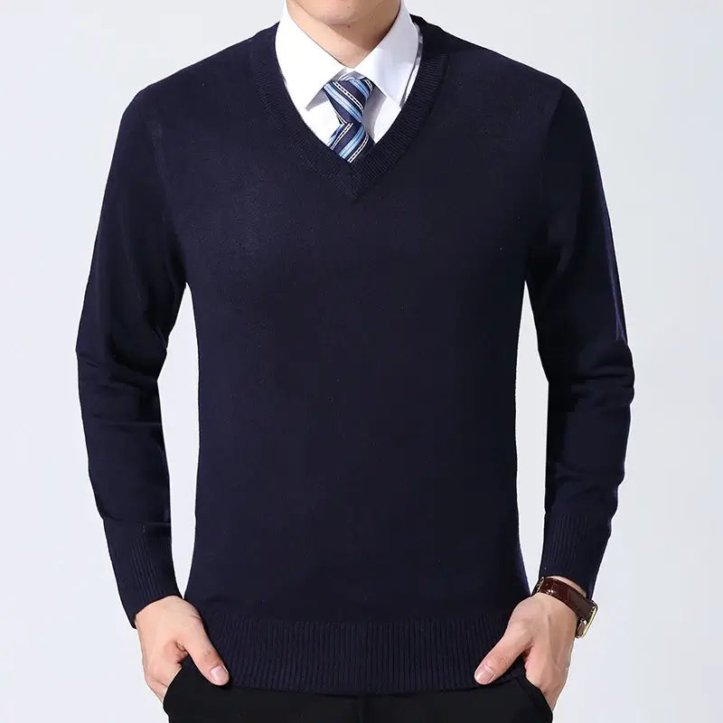 Suéter Masculino Executivo Romenzi RZ759 em detalhe, peça sofisticada com caimento moderno, ideal para ocasiões formais, sociais e uso diário.