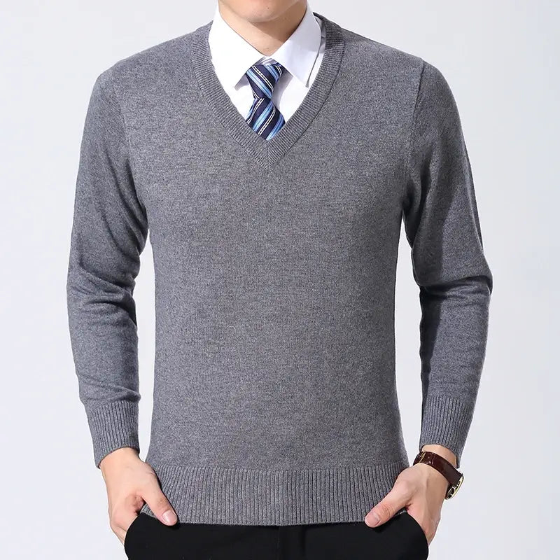 Suéter Masculino Executivo Romenzi RZ759 em detalhe, peça sofisticada com caimento moderno, ideal para ocasiões formais, sociais e uso diário.
