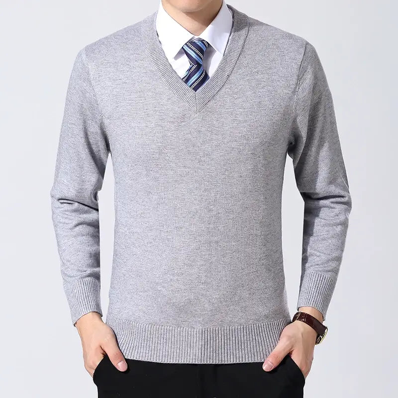 Suéter Masculino Executivo Romenzi RZ759 em detalhe, peça sofisticada com caimento moderno, ideal para ocasiões formais, sociais e uso diário.