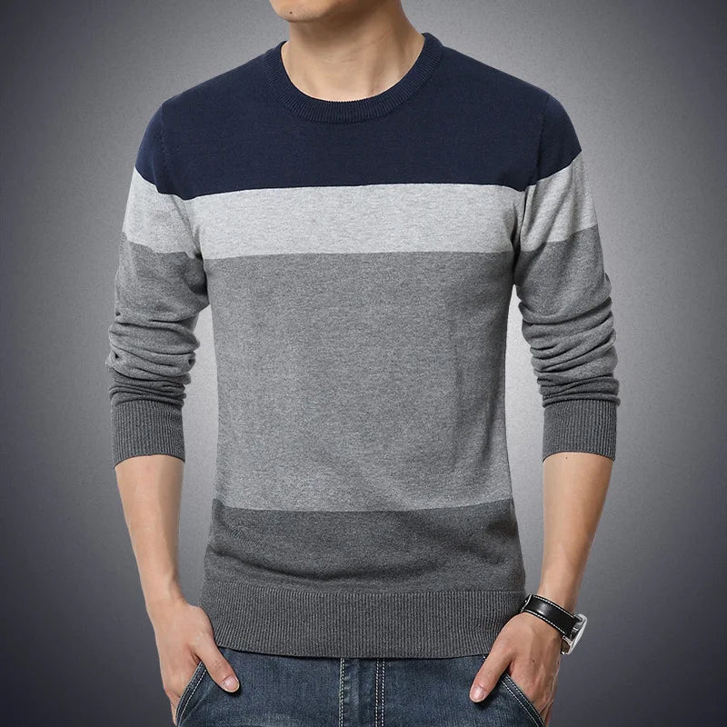 Suéter Masculino Listrado Romenzi RZ761 em detalhe, peça com design listrado e acabamento impecável que oferece conforto e estilo sofisticado.