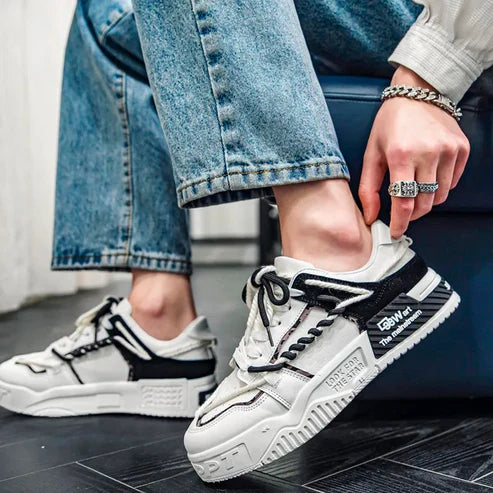 Tênis Masculino em Camurça Romenzi RZ384 nas cores branco, bege e azul, com sola injetada e entressola de 4 cm com amortecimento em gel.