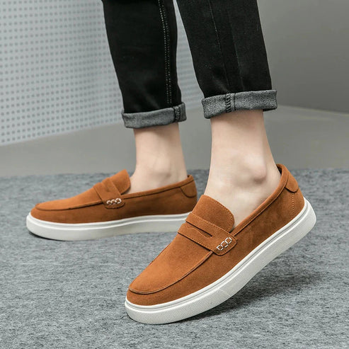 Tênis Masculino Romenzi RZ385, em couro e camurça marrom ou preto, com design moderno e sola de borracha resistente.