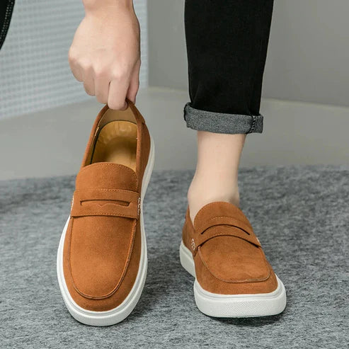 Tênis Masculino Romenzi RZ385, em couro e camurça marrom ou preto, com design moderno e sola de borracha resistente.