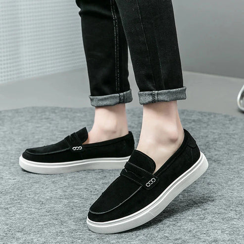 Tênis Masculino Romenzi RZ385, em couro e camurça marrom ou preto, com design moderno e sola de borracha resistente.