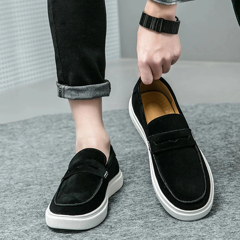 Tênis Masculino Romenzi RZ385, em couro e camurça marrom ou preto, com design moderno e sola de borracha resistente.