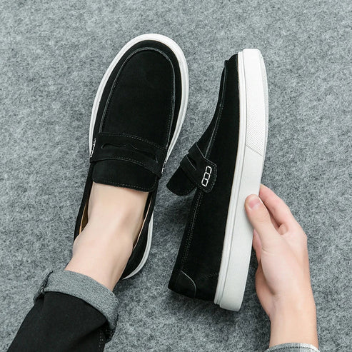 Tênis Masculino Romenzi RZ385, em couro e camurça marrom ou preto, com design moderno e sola de borracha resistente.