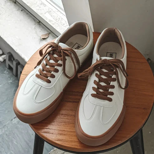 Tênis masculino em camurça Romenzi RZ389 com design minimalista, sola em borracha, fecho em cadarço e acabamento elegante para estilo casual refinado.
