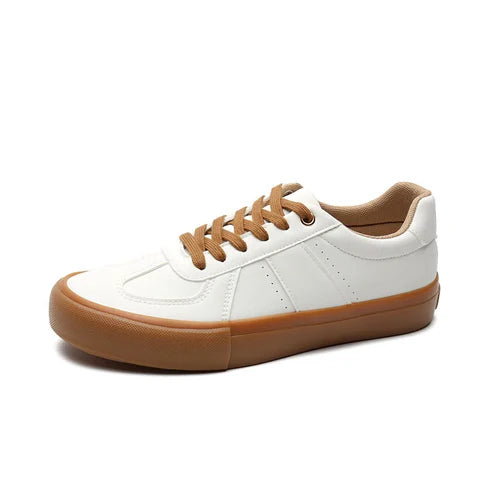 Tênis masculino em camurça Romenzi RZ389 com design minimalista, sola em borracha, fecho em cadarço e acabamento elegante para estilo casual refinado.