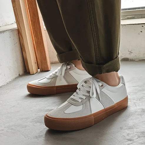 Tênis masculino em camurça Romenzi RZ389 com design minimalista, sola em borracha, fecho em cadarço e acabamento elegante para estilo casual refinado.