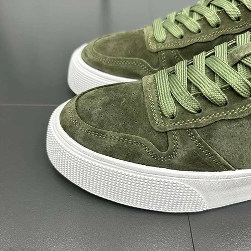 Tênis masculino Romenzi RZ391 em camurça premium, design sofisticado e sola em borracha resistente, ideal para estilo urbano com conforto e leveza.