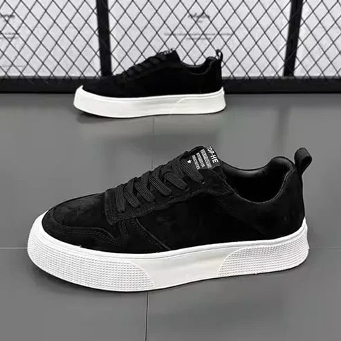 Tênis masculino Romenzi RZ391 em camurça premium, design sofisticado e sola em borracha resistente, ideal para estilo urbano com conforto e leveza.
