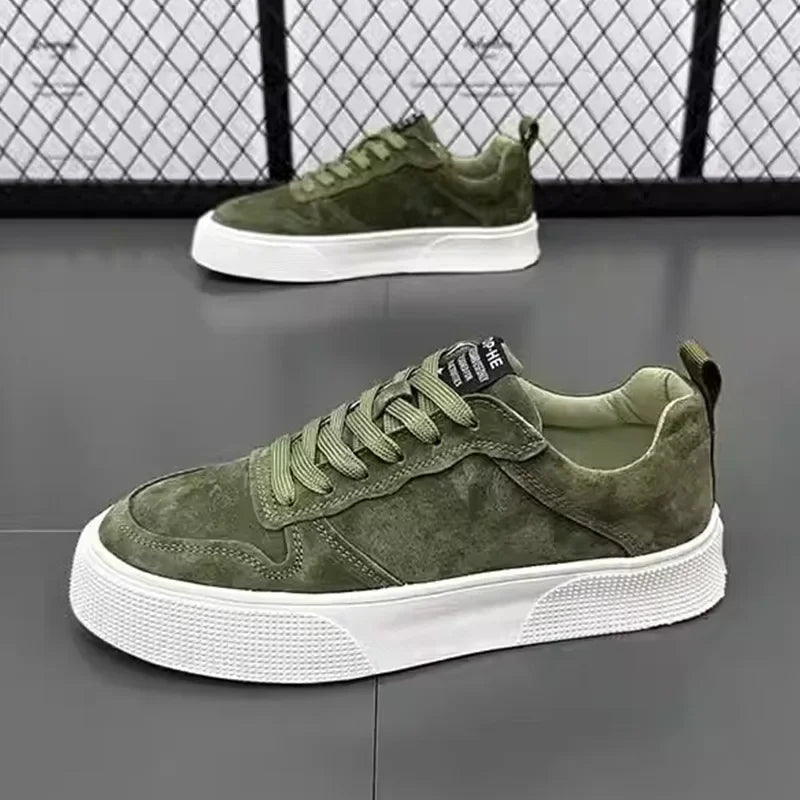 Tênis masculino Romenzi RZ391 em camurça premium, design sofisticado e sola em borracha resistente, ideal para estilo urbano com conforto e leveza.