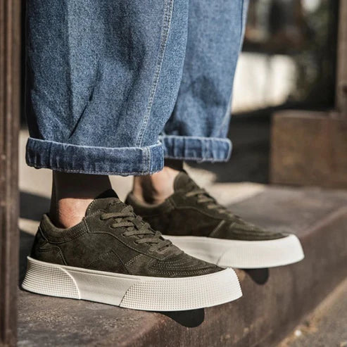 Tênis Masculino Romenzi RZ395 em camurça premium com design moderno, sola de borracha reta e estilo minimalista para looks casuais e urbanos.