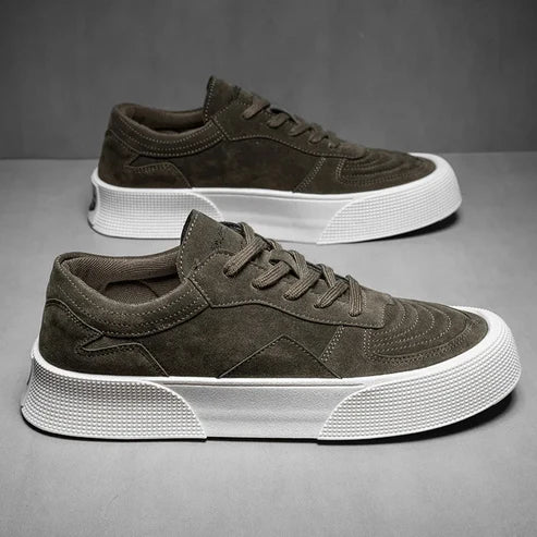 Tênis Masculino Romenzi RZ395 em camurça premium com design moderno, sola de borracha reta e estilo minimalista para looks casuais e urbanos.
