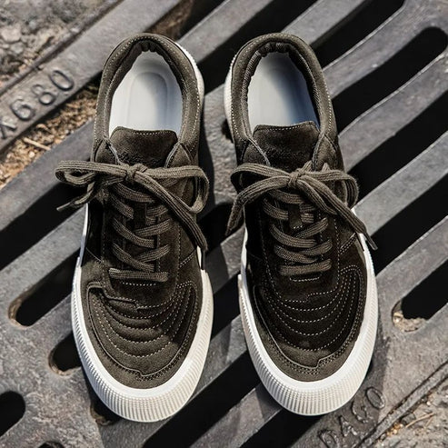 Tênis Masculino Romenzi RZ395 em camurça premium com design moderno, sola de borracha reta e estilo minimalista para looks casuais e urbanos.