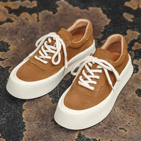 Tênis Masculino Romenzi RZ397 em camurça premium com acabamento refinado, sola reta e visual minimalista para estilo casual e sofisticado.