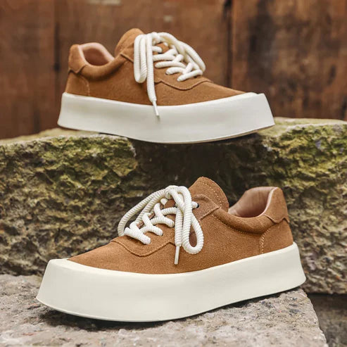 Tênis Masculino Romenzi RZ397 em camurça premium com acabamento refinado, sola reta e visual minimalista para estilo casual e sofisticado.