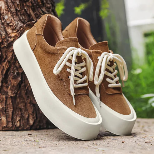 Tênis Masculino Romenzi RZ397 em camurça premium com acabamento refinado, sola reta e visual minimalista para estilo casual e sofisticado.