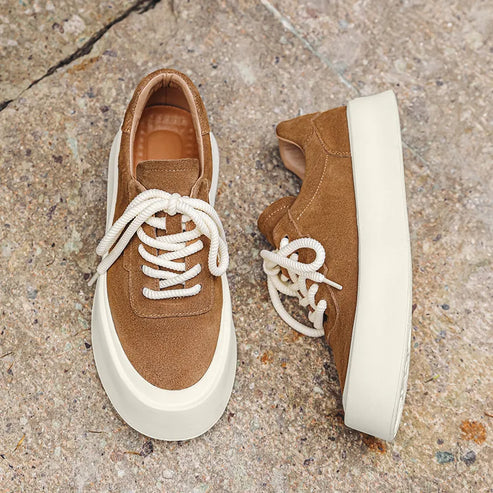Tênis Masculino Romenzi RZ397 em camurça premium com acabamento refinado, sola reta e visual minimalista para estilo casual e sofisticado.