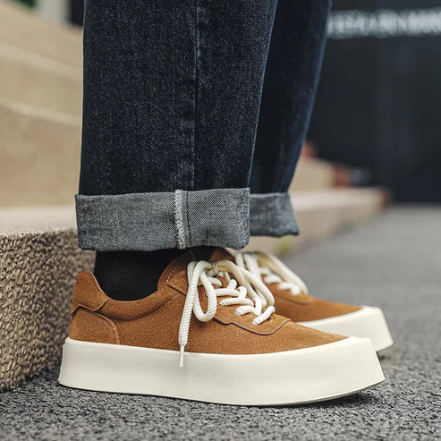 Tênis Masculino Romenzi RZ397 em camurça premium com acabamento refinado, sola reta e visual minimalista para estilo casual e sofisticado.