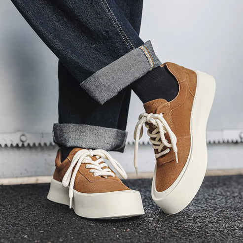Tênis Masculino Romenzi RZ397 em camurça premium com acabamento refinado, sola reta e visual minimalista para estilo casual e sofisticado.
